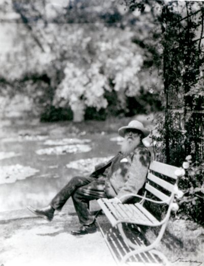 Claude Monet (1841-1926) en su jardín en Giverny de French Photographer